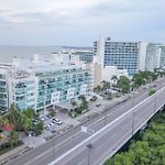 Edificio con piscina frente al mar con Excelente ubicación piso 4