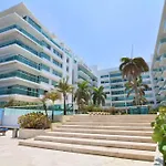 Edificio con piscina frente al mar con Excelente ubicación piso 4