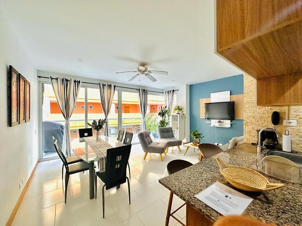 Edificio Con Piscina Frente Al Mar Con Excelente Ubicación Piso 4 Apartamento *