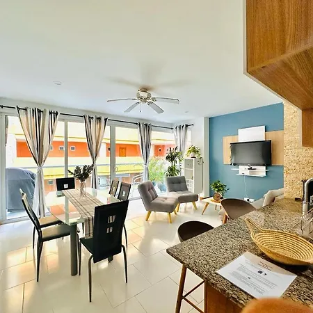 Edificio Con Piscina Frente Al Mar Con Excelente Ubicación Piso 4 Apartamento *
