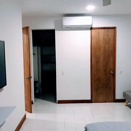 Edificio Con Piscina Frente Al Mar Con Excelente Ubicación Piso 4 Apartamento *