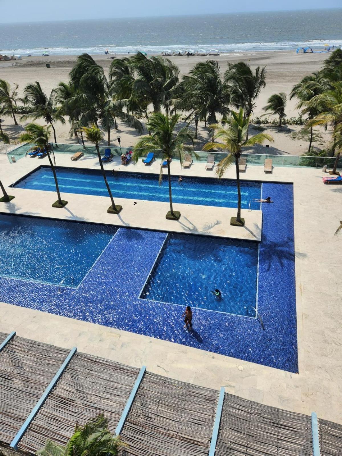 Edificio Con Piscina Frente Al Mar Con Excelente Ubicacion Piso 4