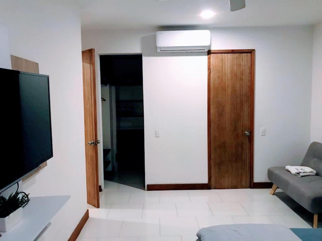 Edificio Con Piscina Frente Al Mar Con Excelente Ubicación Piso 4 Apartamento *